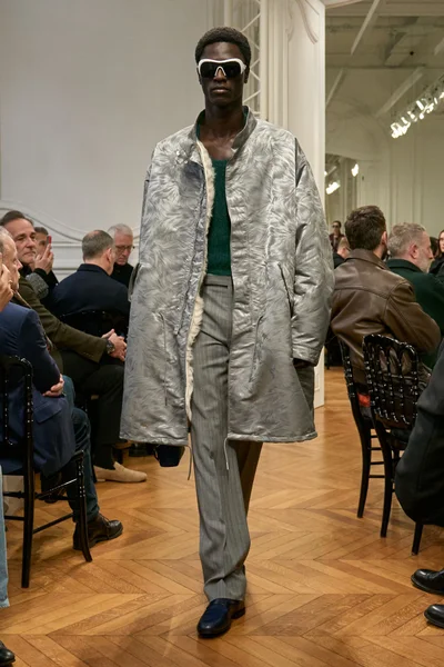 Look 16